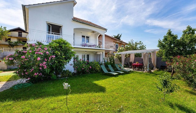Lovely home in Gornji Karin with WiFi