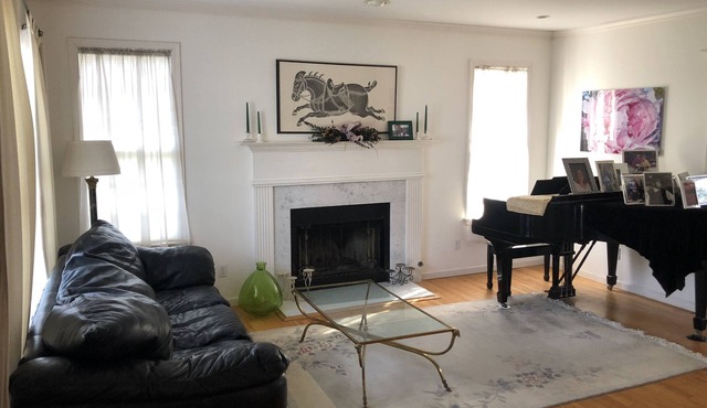 LOVELY home in GREAT location in Old Greenwich. Walk to town & beach!