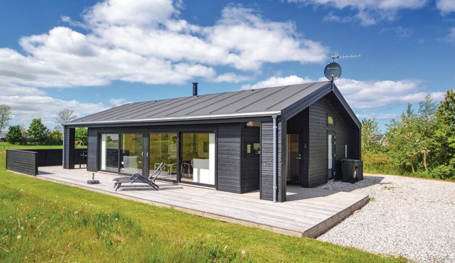 Lovely home in Grenaa with WiFi