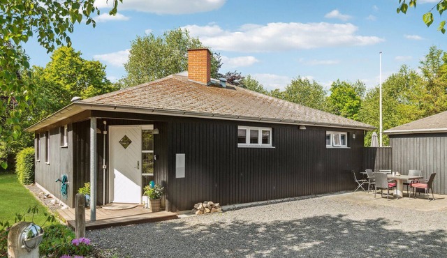 Lovely home in Grenaa with WiFi