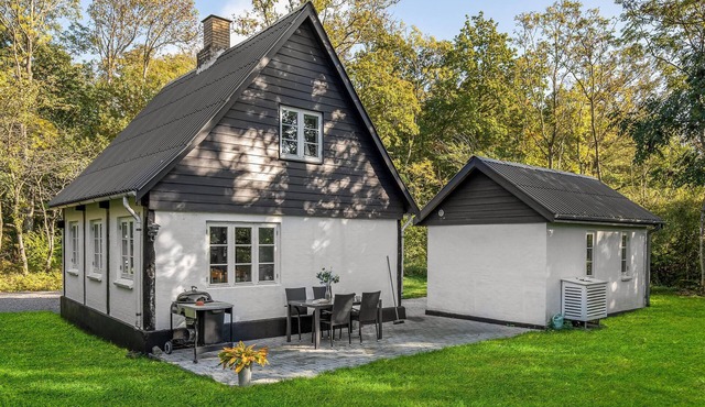 Lovely home in Gudhjem with WiFi