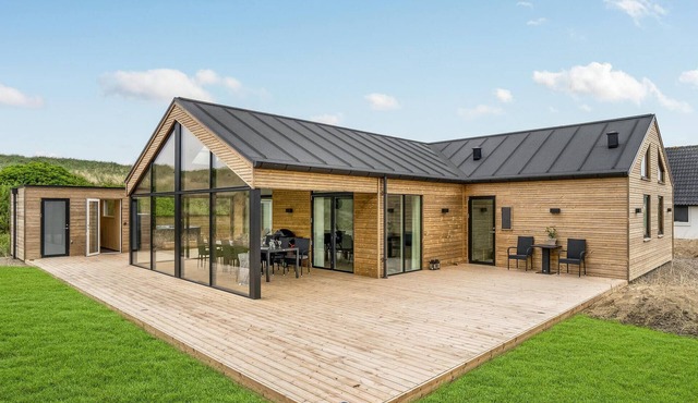 Lovely home in Harboøre with sauna