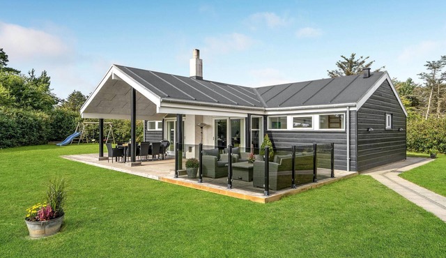 Lovely home in Hjørring with kitchen