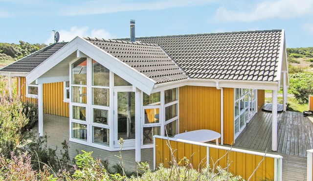 Lovely home in Hjørring with WiFi