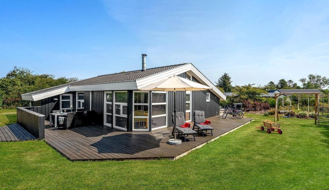 Lovely home in Hjørring with WiFi