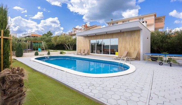 Lovely home in Kastel Stafilic