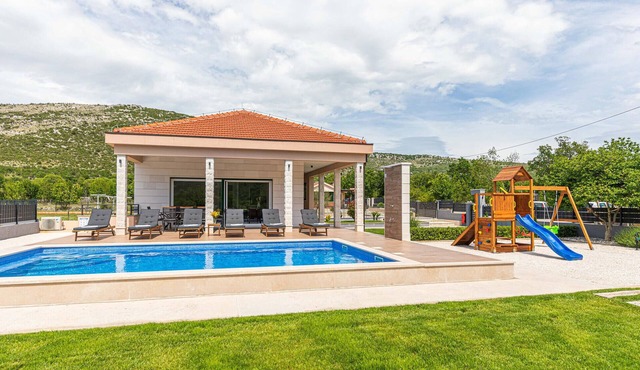 Lovely home in Primorski Dolac