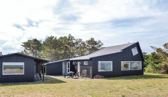 Lovely home in Hundested with WiFi