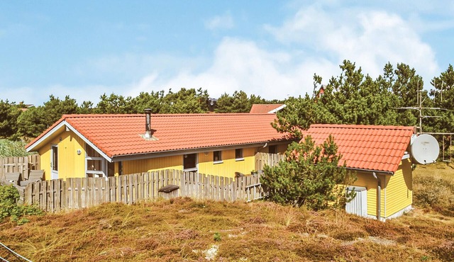 Lovely home in Hvide Sande with WiFi