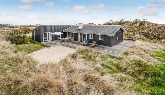 Lovely home in Hvide Sande with WiFi