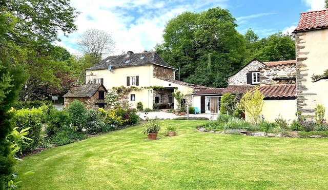 Lovely home in Jouqueviel with swimming pool