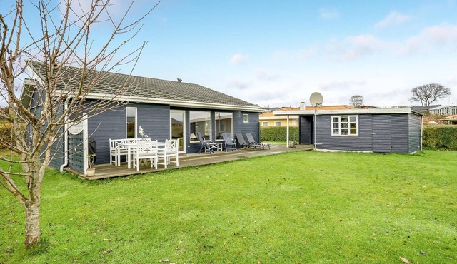 Lovely home in Juelsminde with WiFi