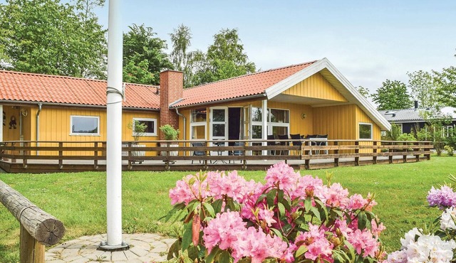 Lovely home in Juelsminde with sauna
