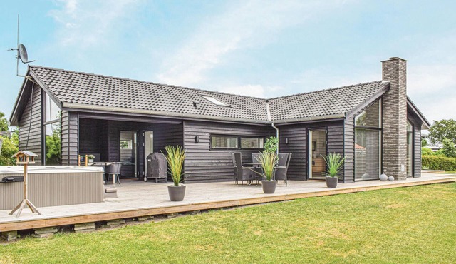 Lovely home in Juelsminde with WiFi
