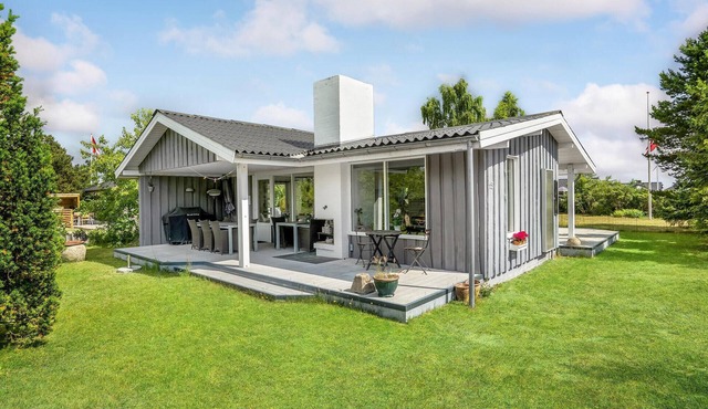 Lovely home in Juelsminde with kitchen