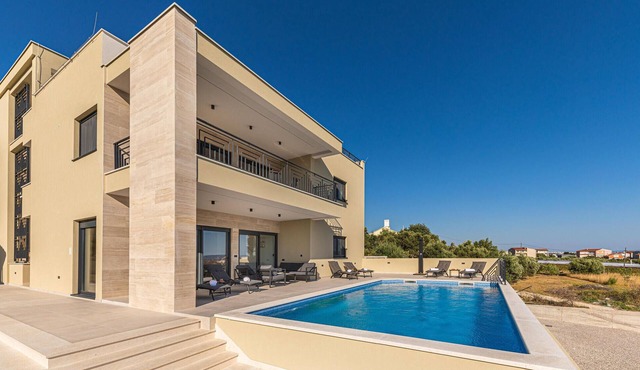 Lovely home in Kastel Luksic