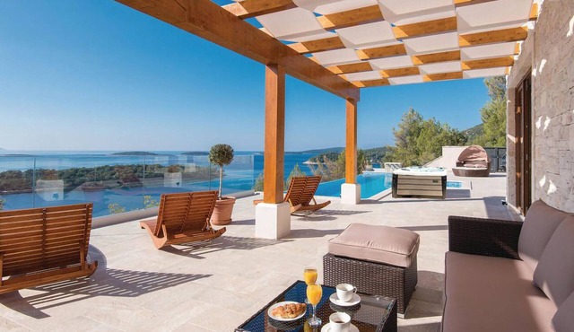 Lovely home in Karbuni