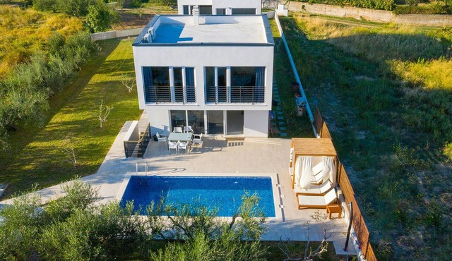 Lovely home in Kastel Novi