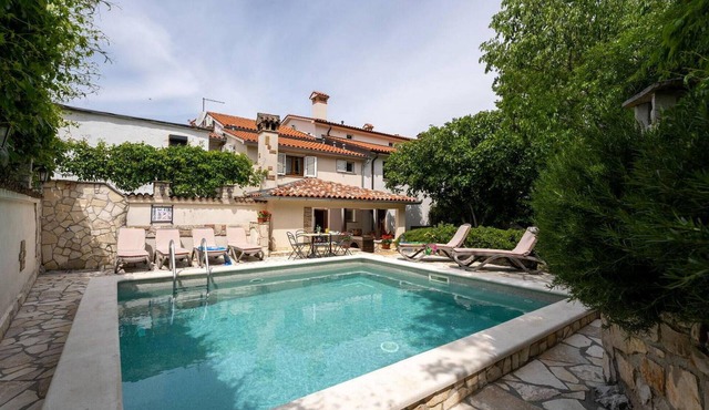 Lovely home in Krsan with WiFi