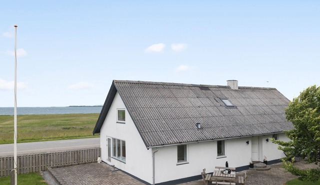 Lovely home in Løgstør with WiFi