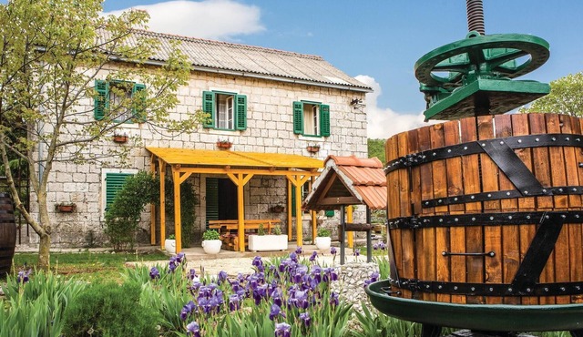 Lovely home in Lecevica