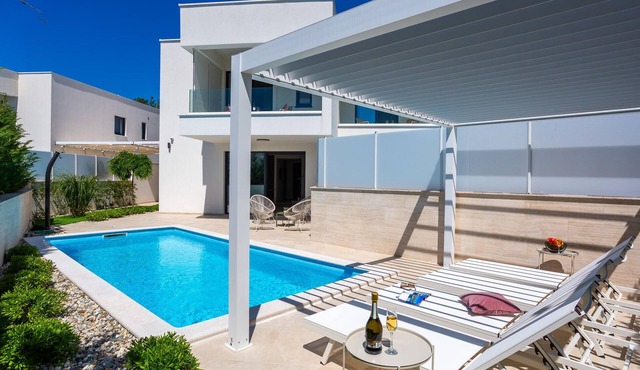 Lovely home in Linardici
