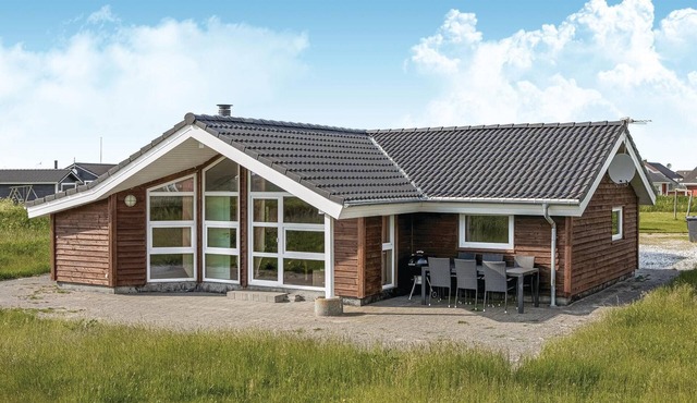 Lovely home in Løkken with kitchen