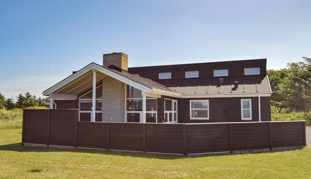 Lovely home in Løkken with WiFi