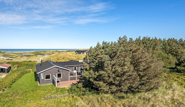 Lovely home in Løkken with WiFi