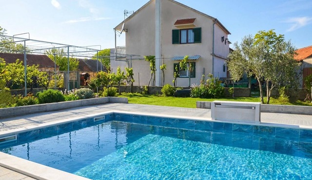 Lovely home in Lozovac