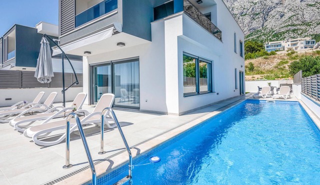 Lovely home in Makarska