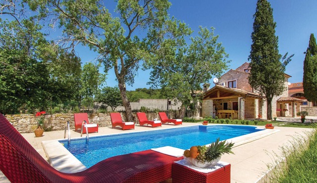 Lovely home in Manjadvorci