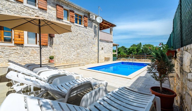 Lovely home in Medancici