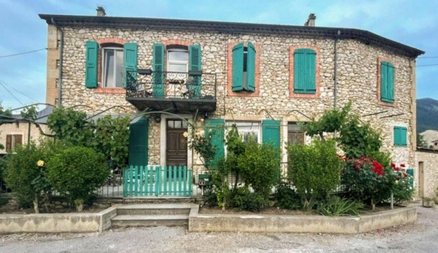 Lovely home in Menglon with kitchen