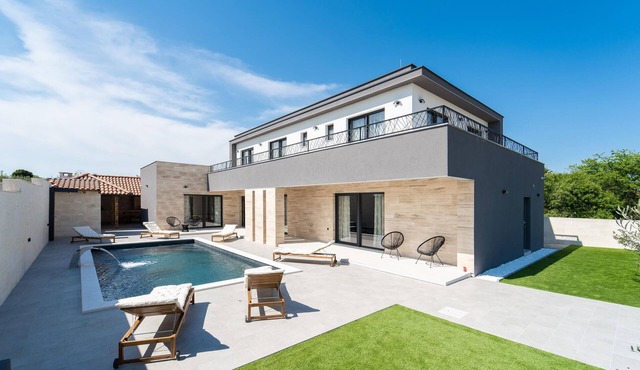 Lovely home in Miranje Donje