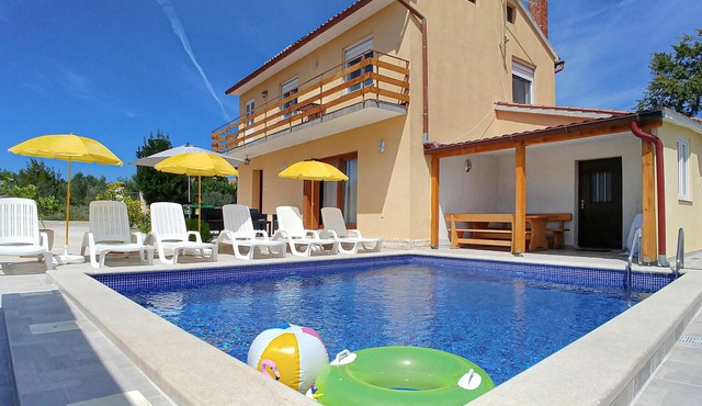 Lovely home in Muntic
