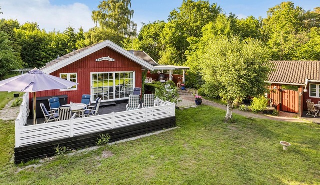 Lovely home in Nexø with WiFi