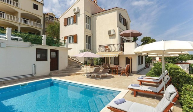 Lovely home in Okrug Donji