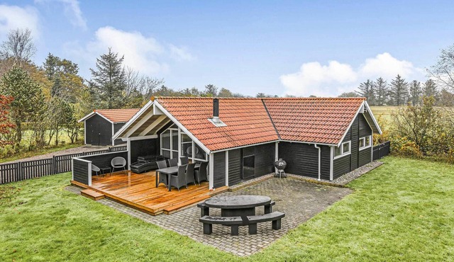 Lovely home in Oksbøl with sauna