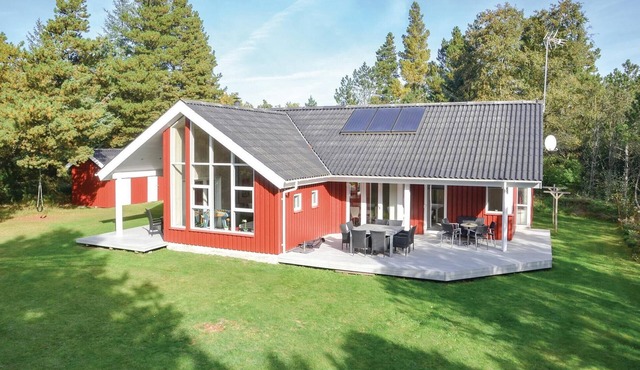 Lovely home in Oksbøl with sauna