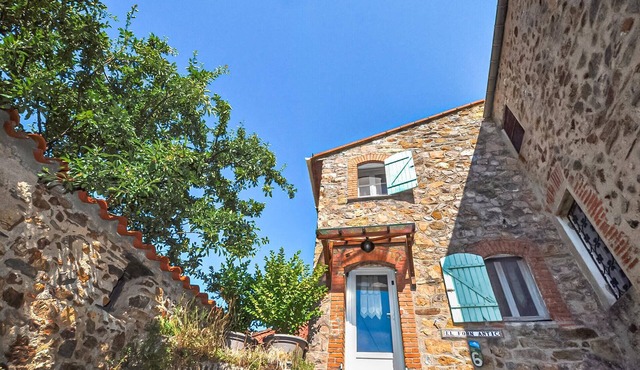 Lovely home in Oms with WiFi