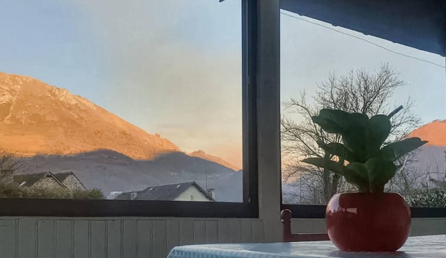 Lovely home in Osse-en-Aspe with WiFi