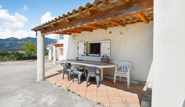 Lovely home in Peri with WiFi