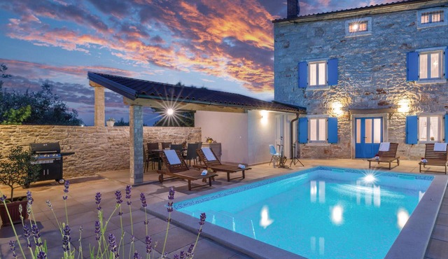 Lovely home in Peruski