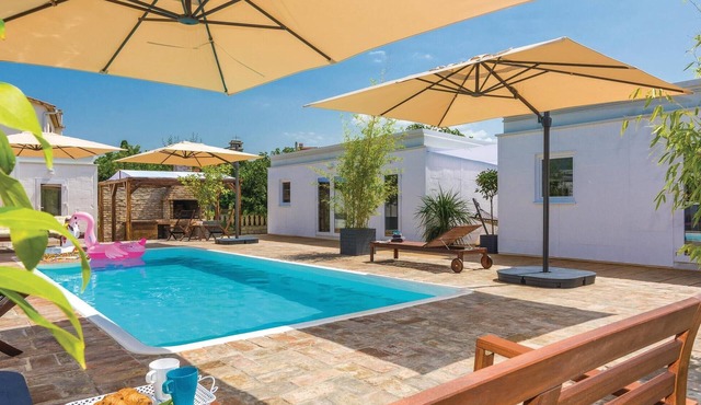 Lovely home in Petrcane