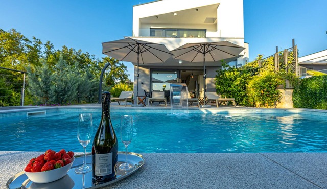 Lovely home in Pinezici with private swimming pool, can be inside or outside