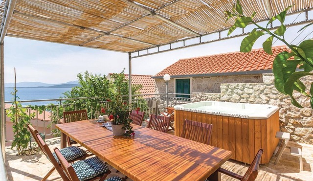 Lovely home in Podgora with house sea view