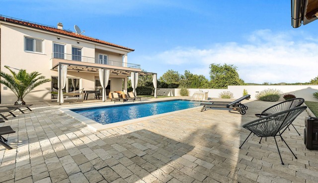 Lovely home in Polaca
