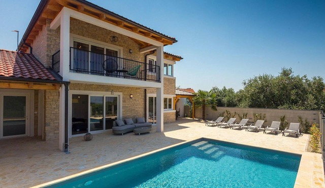 Lovely home in Porec with sauna
