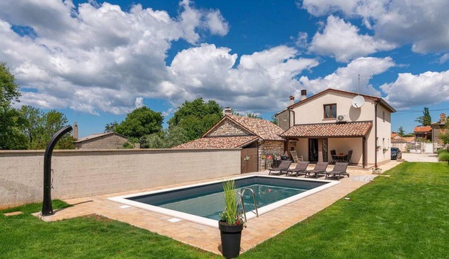 Lovely home in Porec with WiFi